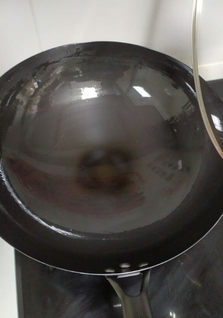 京严章丘铁锅怎么样，炒菜会焦锅吗？